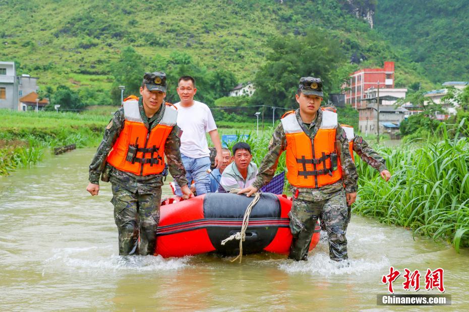 广西河池洪水围困 武警官兵紧急转移百余名被困民众
