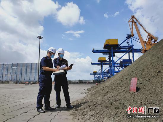 南宁海关关员对进口矿产品进行查验。