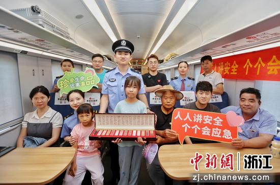 杭州铁路民警在列车车厢开展禁毒宣传。周围（通讯员）摄