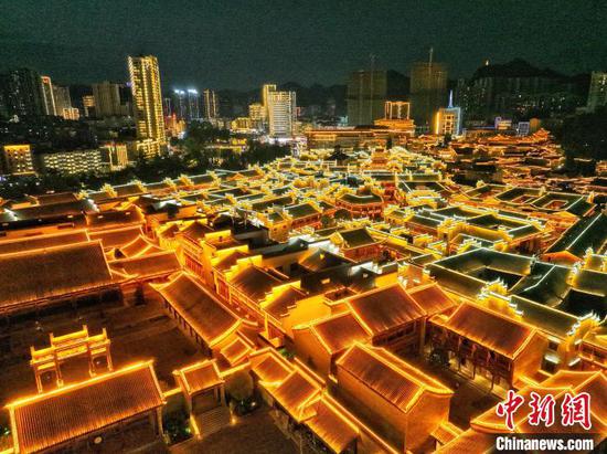 图为航拍贵州铜仁中南门历史文化旅游区夜景。　瞿宏伦 摄