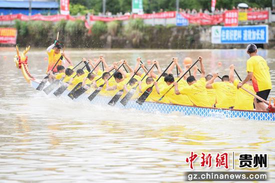 6月23日，一支船队在贵州黄平县旧州古镇舞阳河老里坝河段参加比赛。　陈孝新　摄