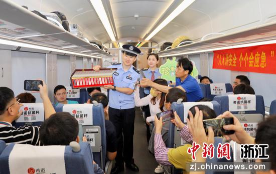 杭州铁路民警在列车车厢内教旅客辨认毒品样品。周围（通讯员）摄