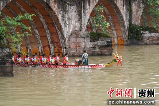 6月23日，一支船队在贵州黄平县旧州古镇舞阳河老里坝河段参加比赛。　陈孝新　摄