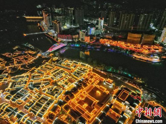 图为航拍贵州铜仁中南门历史文化旅游区夜景。　瞿宏伦 摄