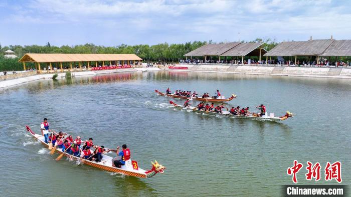 新疆博斯騰湖舉辦龍舟賽 上演水上“速度與激情”