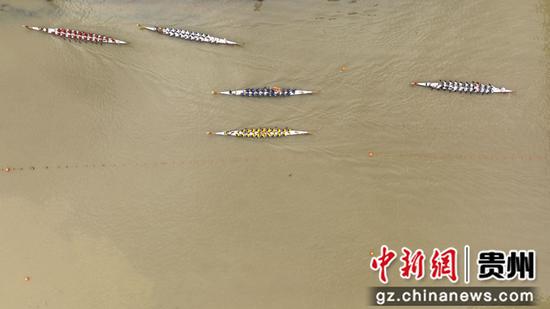 6月23日，参赛船队在贵州黄平县旧州古镇舞阳河老里坝河段参加比赛。　陈孝新　摄