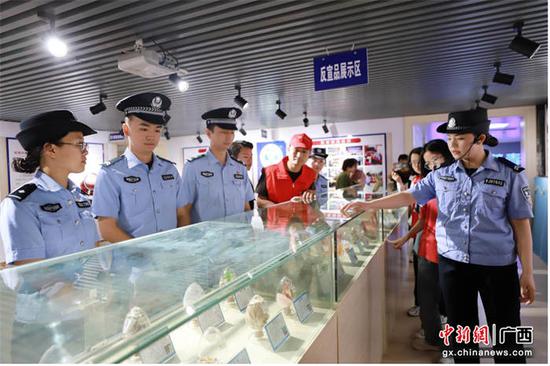 民警向学生们讲解毒品的种类及毒品样品。蒙正欢 摄 民警向学生们讲解毒品的种类及毒品样品。蒙正欢 摄