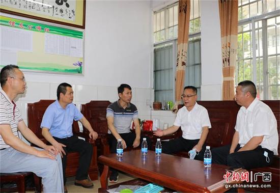 人大代表了解樟木林中学供电保障、应急处置等方面的落实情况。莫晓彬 摄 人大代表了解樟木林中学供电保障、应急处置等方面的落实情况。莫晓彬 摄