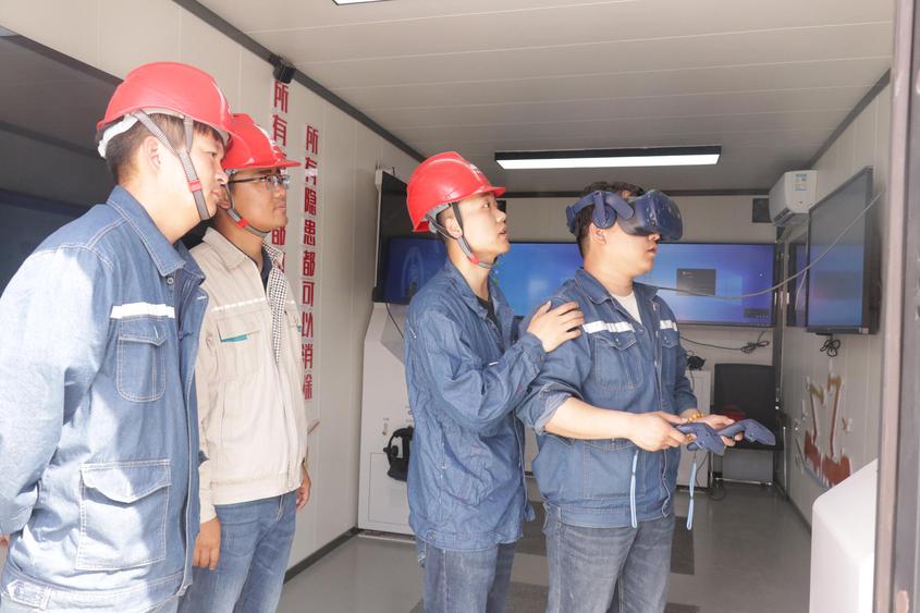 吐鲁番鄯铁110千伏输变电工程施工人员在体验变电站虚拟灭火项目。刘栋 摄