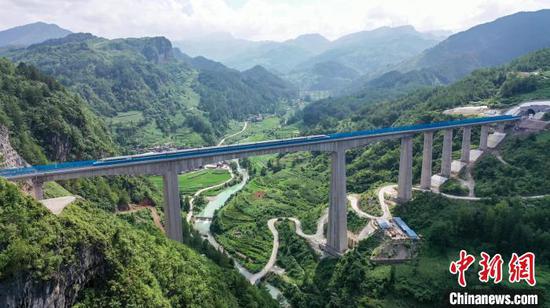 55311次试验列车行驶在贵南高铁贵州段。　国铁成都局供图