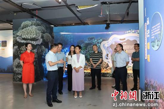 资阳市委常委、秘书长、宣传部部长周月霞参观展览  浙江自然博物院供图