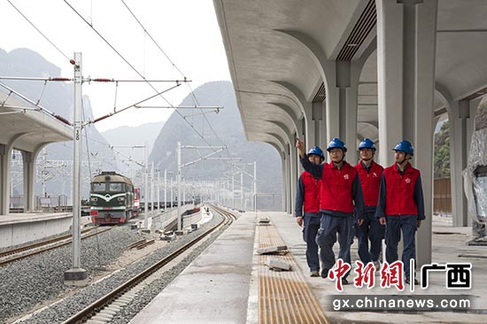 南方电网广西河池金城江供电局工作人员主动上门,为河池西站提供优质便捷的供电服务。 覃典 摄