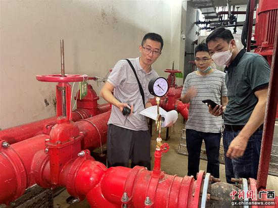 消防审验工作人员进行消防水泵安装质量检查 苏华 摄