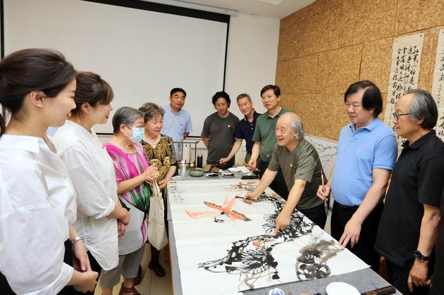 中国美协副主席、天津市美协主席王书平在活动现场介绍画作。刘俊苍