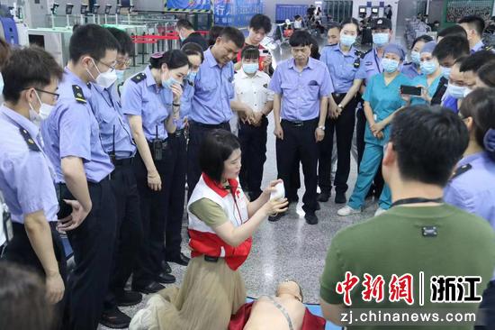 红十字会救护员讲解急救操作  温州南站 供图