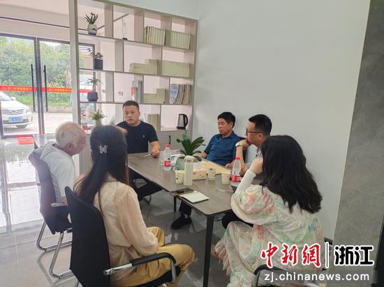 南城街道前二村乡贤调解 永嘉县委统战部 供图