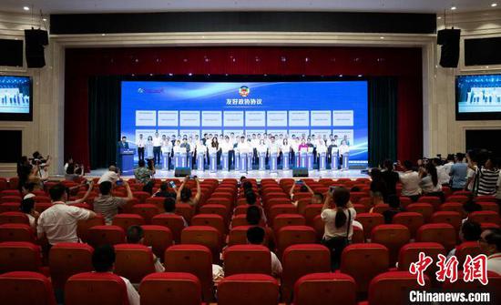 图为签约现场。　周毅　摄