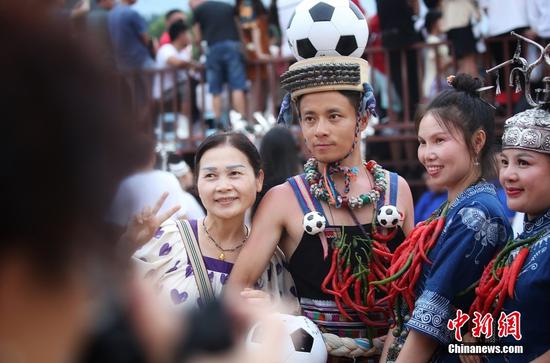 在村超赛场，一名观众将传统民族服饰加以改造，成为为球队助威加油的专属“战袍”。图/ICphoto