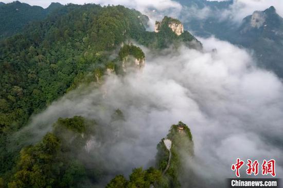 世界自然遗产——施秉县云台山云雾缭绕，美不胜收。　磨桂宾 摄
