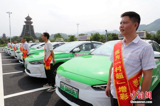图为出租车、网约车从业人员在将军岩停车场集中培训，为“村超”赛事提供优质服务。图/视觉中国
