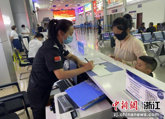 衢州机场，工作人员为旅客解答乘机咨询。  俞思凡 摄