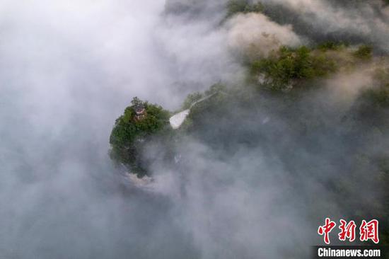 世界自然遗产——施秉县云台山云雾缭绕，美不胜收。　磨桂宾 摄
