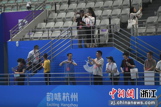 滨江体育馆吸引媒体代表参观。王刚摄