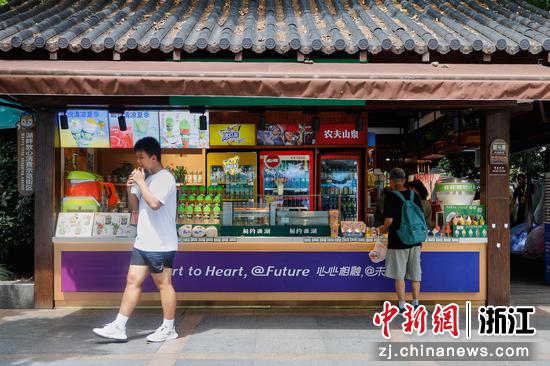 杭州西湖边的商铺展示着杭州亚运会口号。  徐梓齐（实习生） 摄