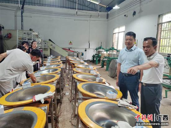 金秀县委常委、副县长肖华宏（右二）到培训班察看学员们的学习情况。黄国平  摄