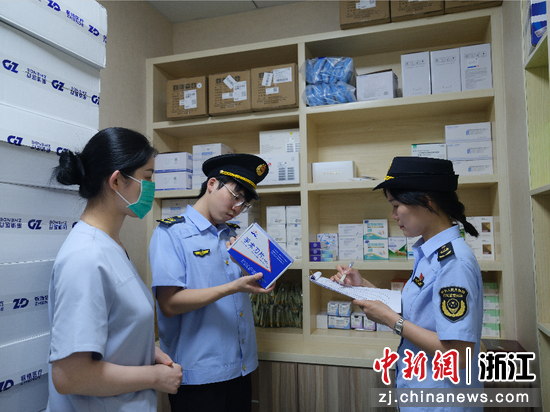 台州市市场监管部门在开展医疗器械质量安全专项整治。  叶婷婷 摄