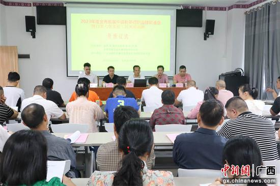 开班仪式现场。颜莉莉  摄