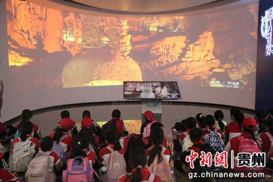 2023年6月28日，学员们在贵州省职业教育公共实训中心观看教学视频。李振宁 摄