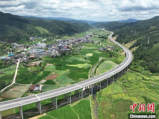 靖黎高速正式通车，湖南贵州两省新增一条通道。　陈俊名　摄