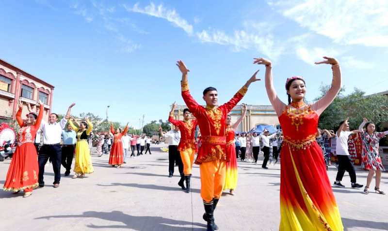 新疆喀什地區莎車縣各族群眾齊跳麥西熱甫歡度古爾邦節