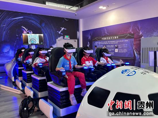 2023年6月28日，学员们在贵州省职业教育公共实训中心体验VR虚拟现实。杨双琴 摄