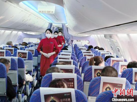 机舱内开展主题航班活动。　南方航空供图