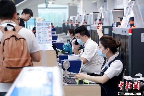 乘客办理登机手续。　南方航空供图