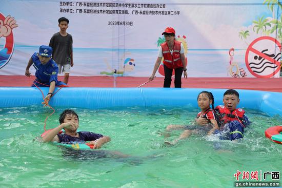 图为：演练现场蓝天救援队队员正在施救溺水学生。潘志安摄