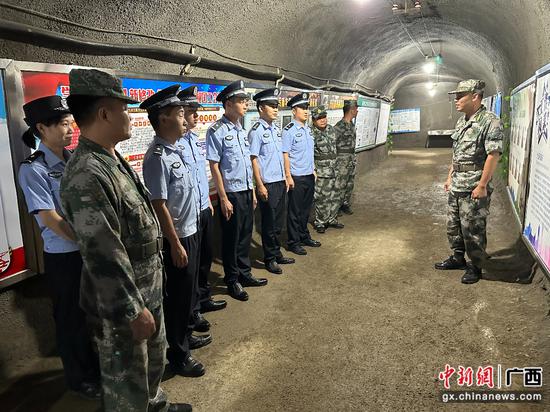 图为参观南方锰业大新锰矿支部委员会党员活动中心  李其鹏 摄