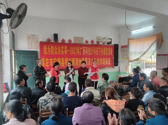 驻村第一书记刘秋华联系专家培训村民种植技术。