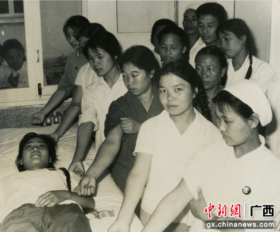 越南总理范明政在京接见广西南溪山医院职工代表