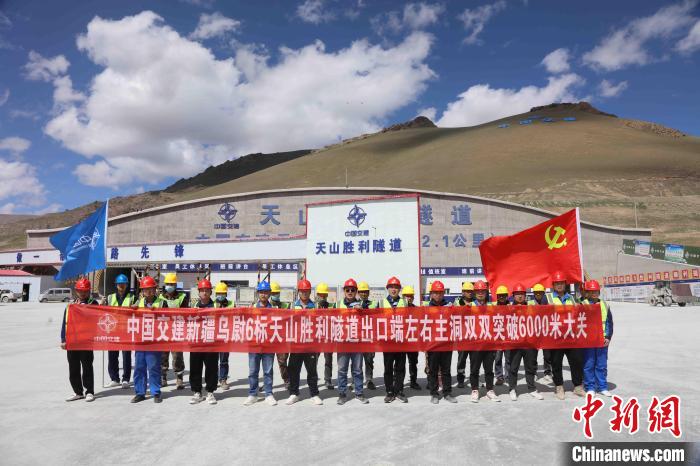 天山胜利隧道是G0711线乌尉高速的“咽喉”工程，目前出口端左右主洞双双突破6000米。　巴特尔达拉　摄