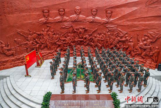 图为党员官兵在雕塑前庄严宣誓。蔡云祥  摄