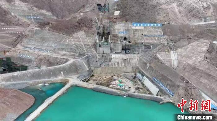 图为新疆大石峡水利枢纽工程建设现场。　张勇　摄