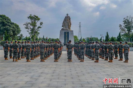 图为烈士陵园前官兵整齐列队。蔡云祥  摄