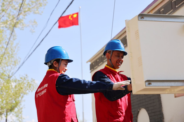 7月2日，国网阿勒泰供电公司吉木乃镇供电所员工对萨尔乌楞村用电设备进行检查。