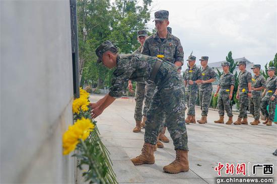图为党员官兵向革命烈士纪念碑献花。蔡云祥  摄