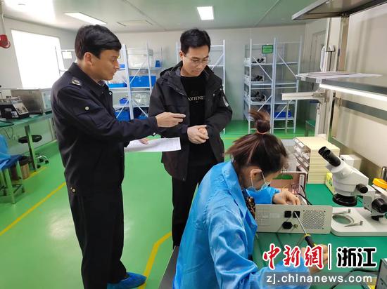 
衢州市市场监管部门在涉疫转产医疗器械企业开展检查和帮扶指导。  吴科晓 摄