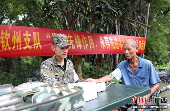 6月30日，武警官兵为老党员测量血压。柴浩  摄