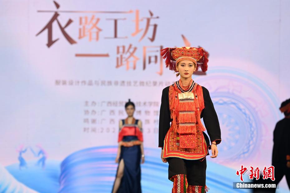 图为模特们身着设计感十足的民族服饰走秀。俞靖 摄